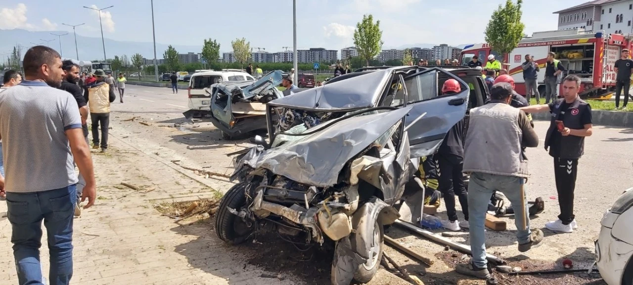 Beton mikseri park halindeki 8 aracı böyle biçti