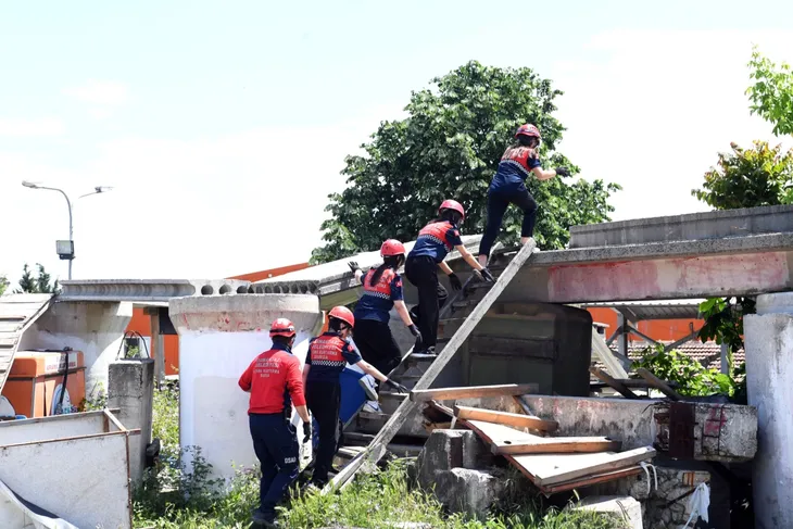 Osmangazi Belediyesi öğrencilere arama kurtarma eğitimi verdi