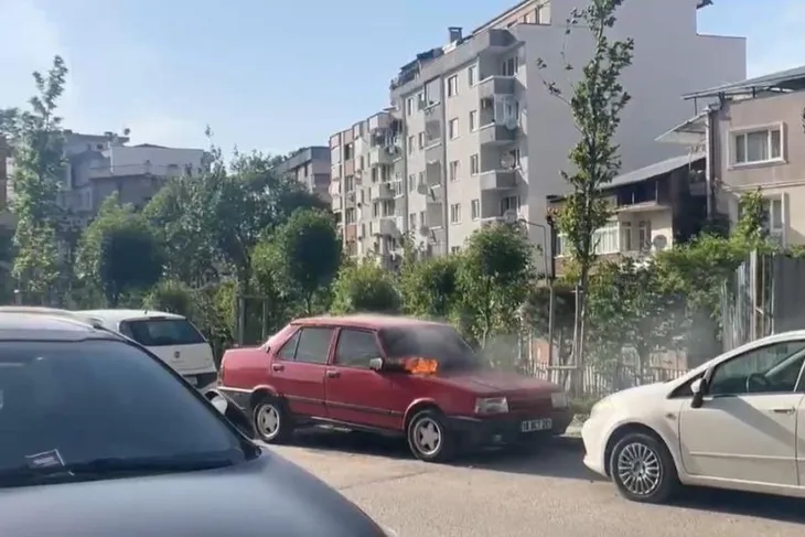 Park halindeki otomobil alevler içinde yandı