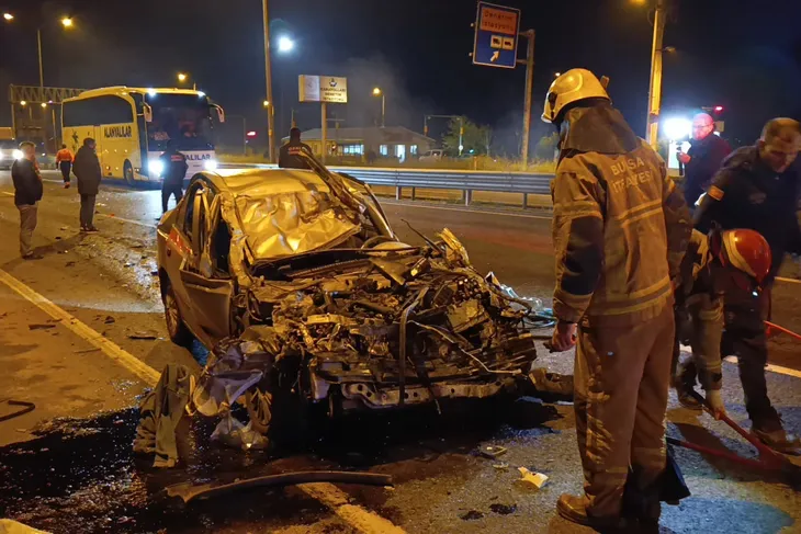 Aracı ile Kamyonun altına giren sürücü hayatını kaybetti