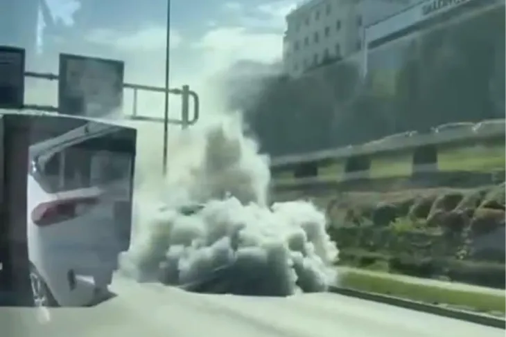 Arıza yapan araç trafiği dumana kattı