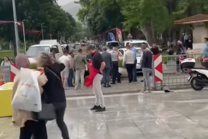 Bursa'da fırtına reklam panosunu uçurdu