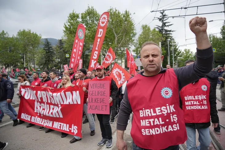 Bursa'da işçiler 1 Mayıs'ı halaylarla kutladı