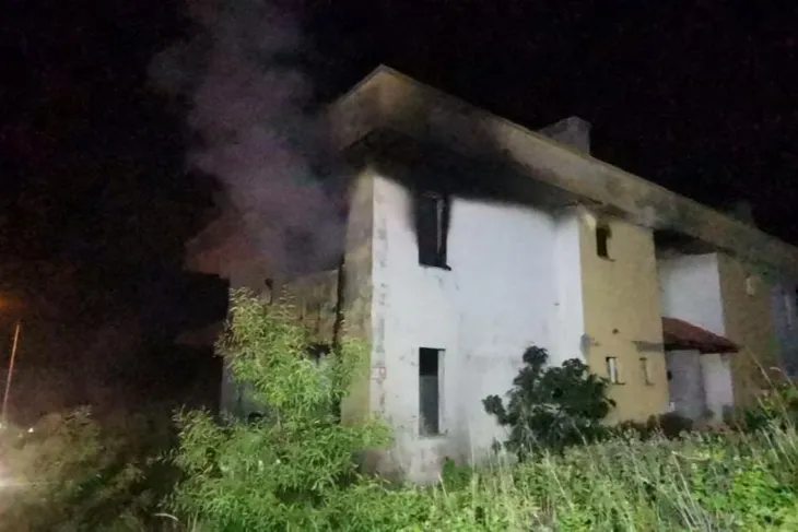 Bursa'da metruk bina alev alev yandı