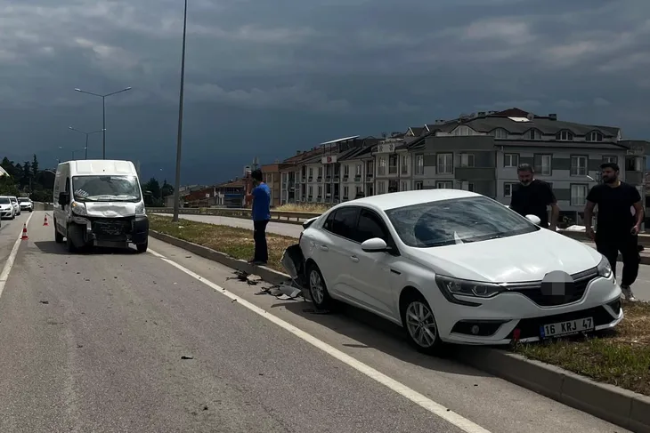 Bursa'da minibüs ile otomobil çarpıştı 