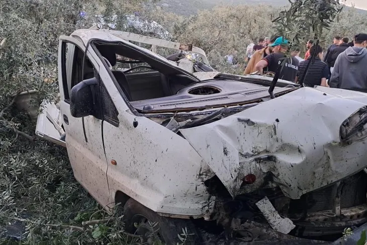 Hurdaya dönen kamyonetten sağ çıktı