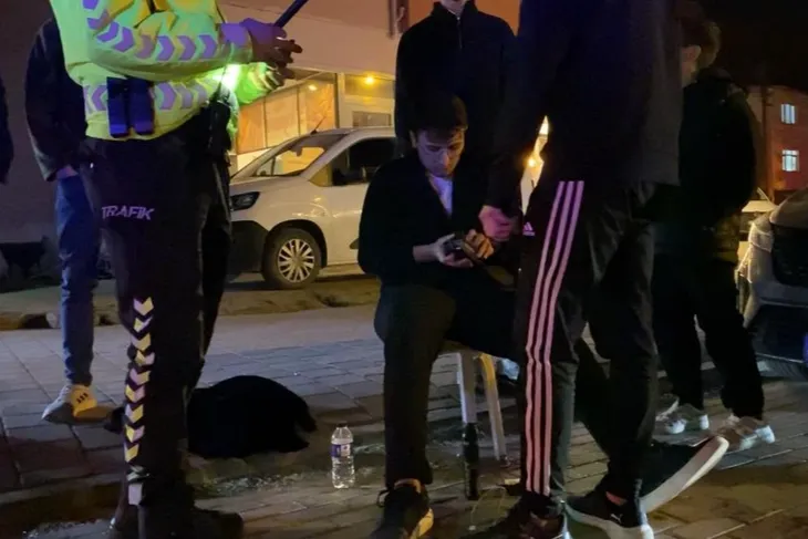 Otomobil aydınlatma direğine çarptı